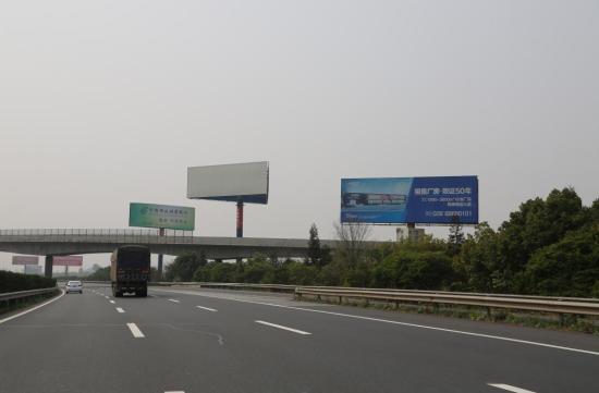 新天杰高速路单立柱广告案例